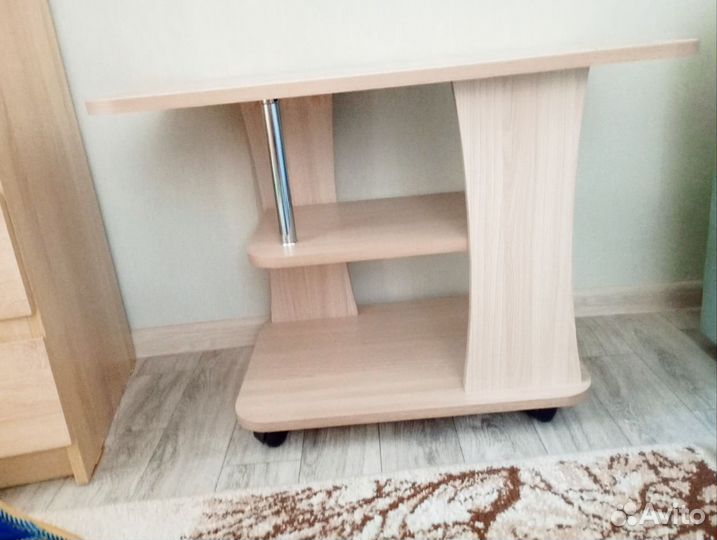 Журнальный столик на колесах новый