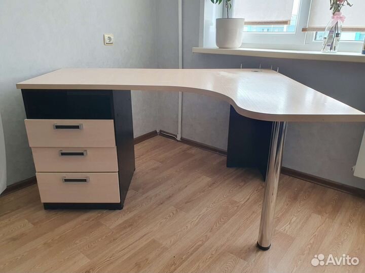 Угловой письменный стол