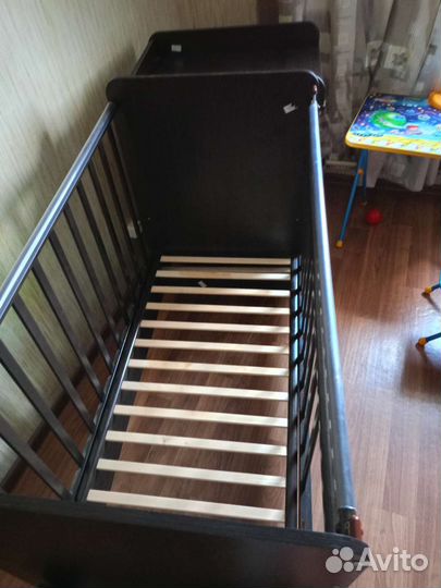 Детская кроватка с маятником