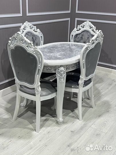 Стол со стульями