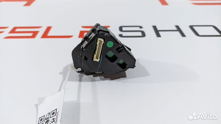 Кнопка управления на руле Tesla Model S 2012