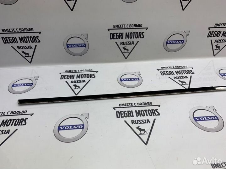 Молдинг стекла передней правой двери Volvo XC70