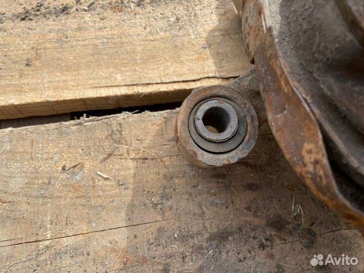 Кулак поворотный задний правый Nissan Sunny N14