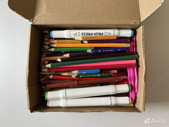 Цветные карандаши / акриловые краски