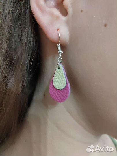 Серьги из розовой и бежевой кожи