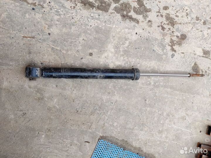 Амортизатор задний левый Kia Rio 2 хэтчбек