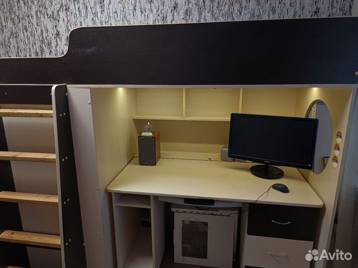 Двухярусная кровать со столом и шкафом