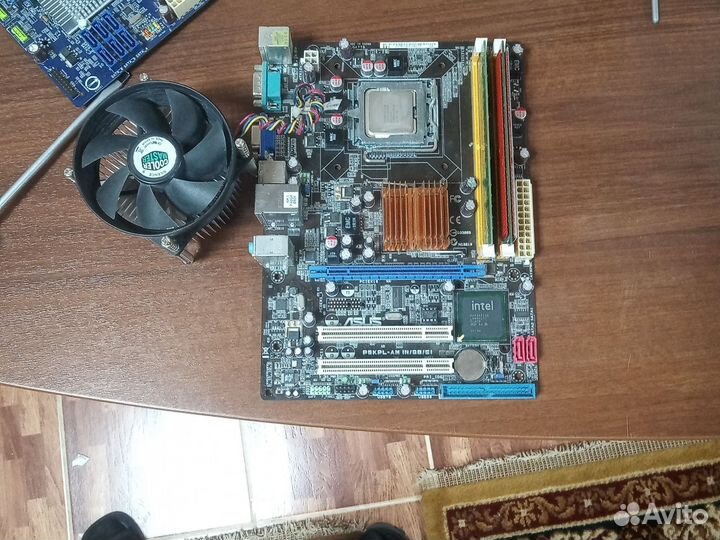 Материнская плата с процессором и памятью