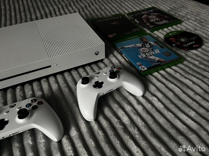 Xbox One S 1TB с играми