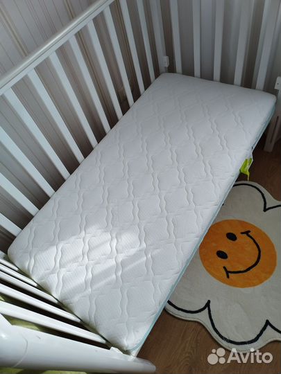 Детская кроватка с маятником