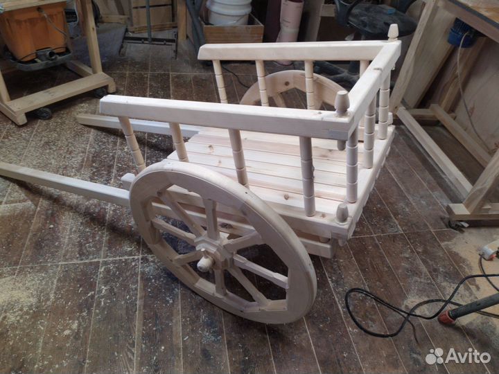 Садовая тележка декор