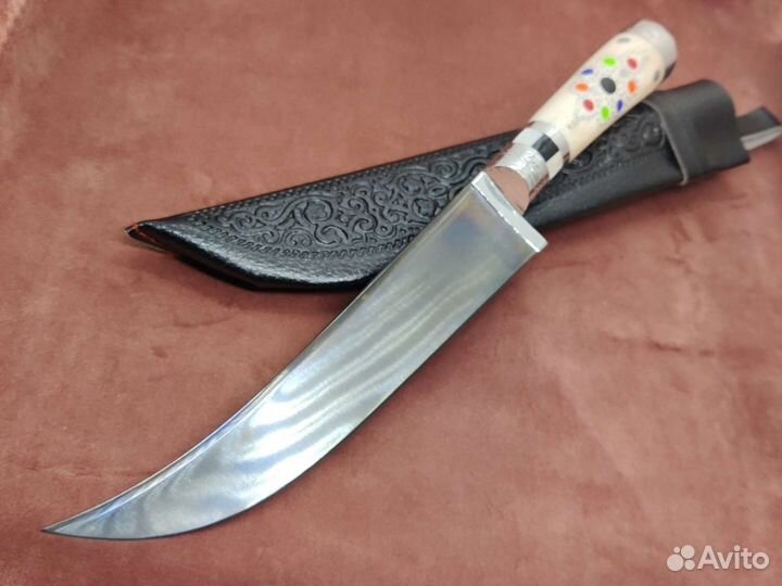 Национальные ножи из Шахрихана с узорами на ручке