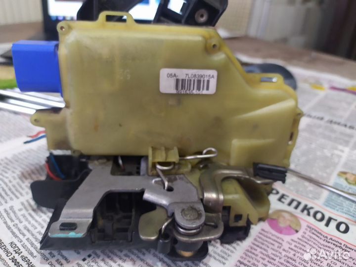 Замок задней левой двери фольксваген туарег 7 конт