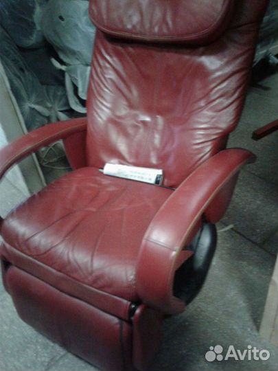 Кожаное кресло массажно - педикюрное