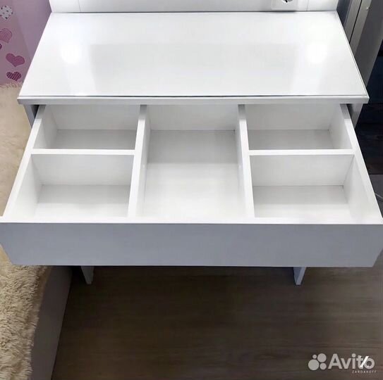 Туалетный столик визажиста с гримёрным зеркалом