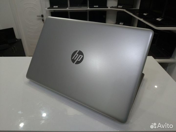 Ноутбук hp i3-7020 / Nvidia MX110