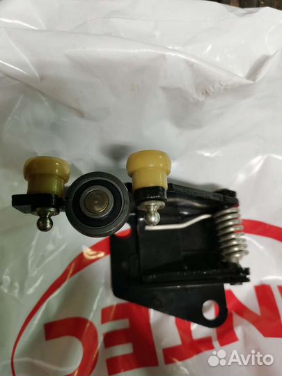 Петля сдвижной двери Peugeot 807