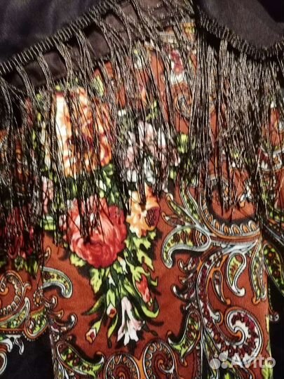 Платок с кистями новый