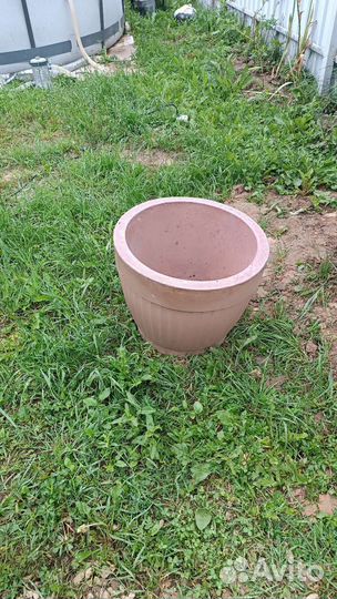 Бетонный вазон для цветов