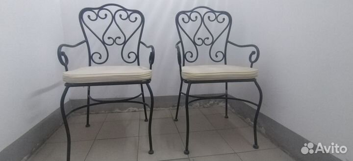 Стулья с подлокотниками