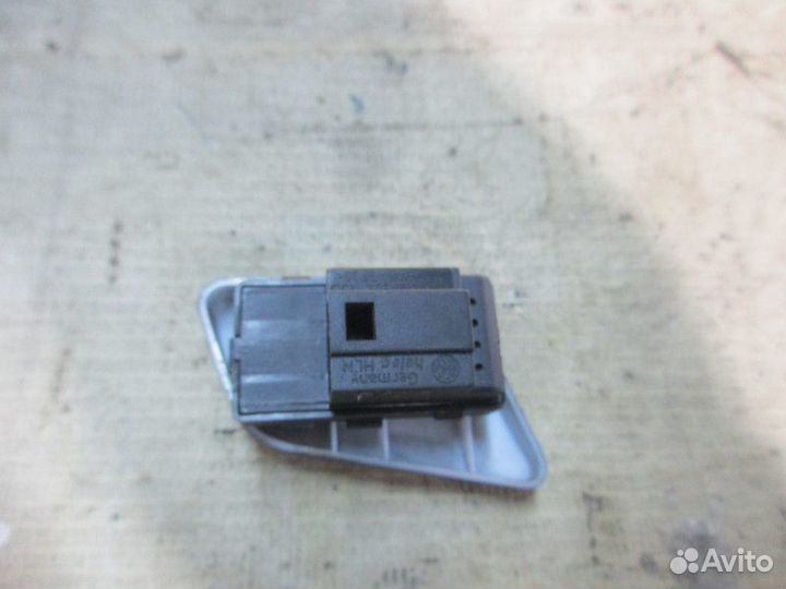 Кнопка центрального замка VW Passat B6 2005-2010