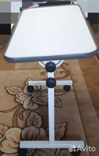 Прикроватный столик на колесиках