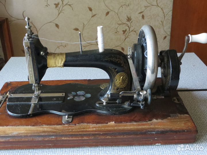 Антикварная швейная машинка