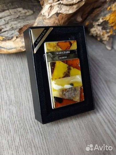 Зажигалка, украшенная янтарём