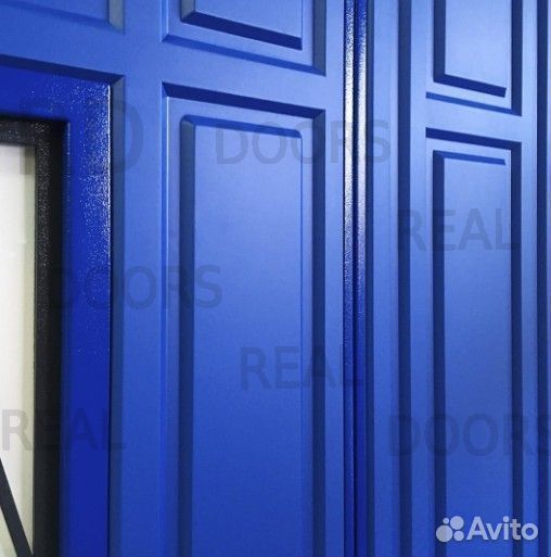 Синяя входная дверь с окном и боковой вставкой