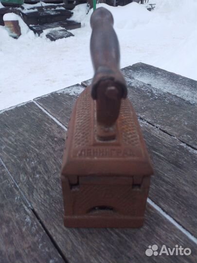 Старинный угольный утюг