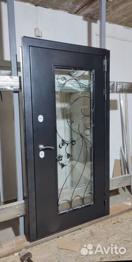 Дверь входная с зеркалом