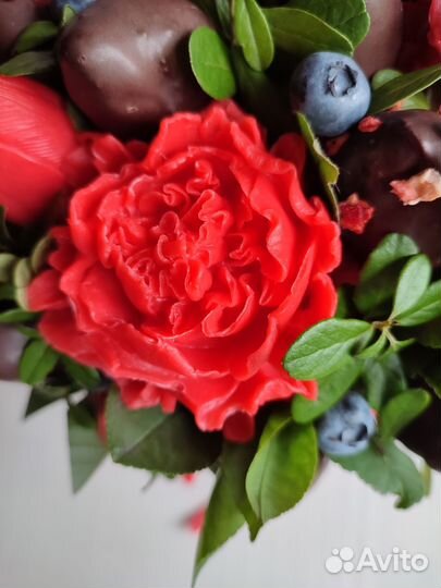 Съедобные букеты из клубники для любимых