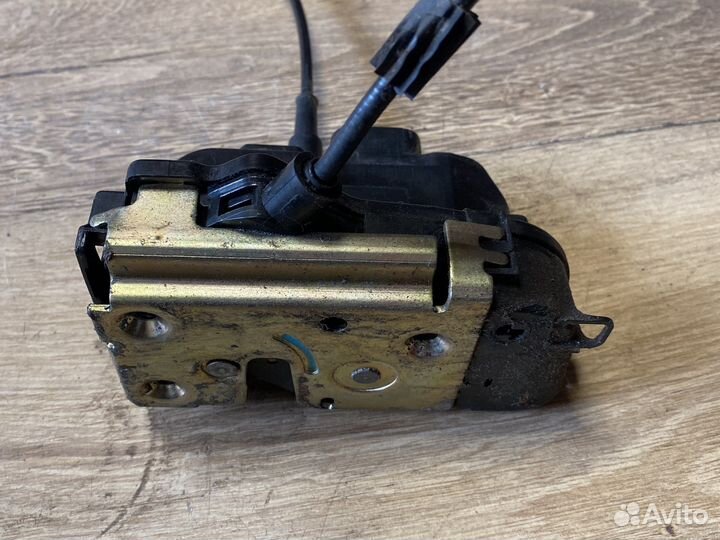 Nissan primera p12 задний левый замок двери