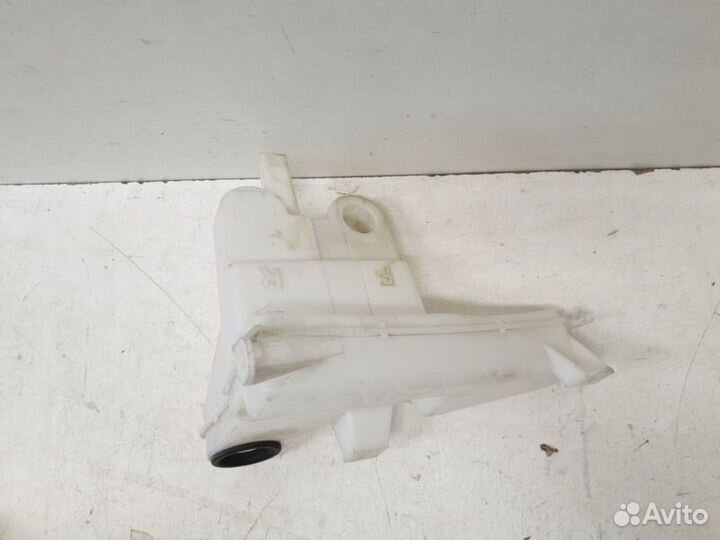 Бачок омывателя Toyota Hilux 7 2011-2016