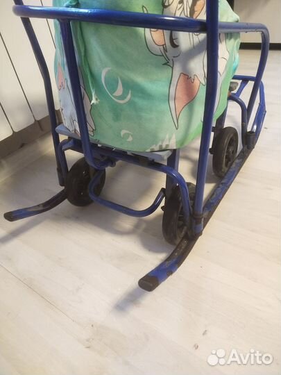 Детские санки с выдвижными колесами