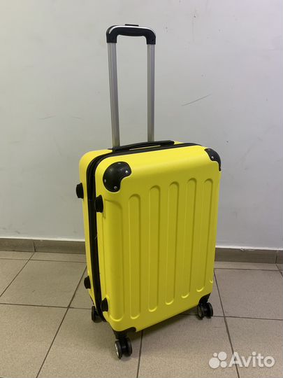 Чемодан на колесах М