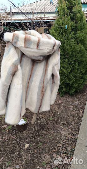 Полушубок из норки с капюшоном белый