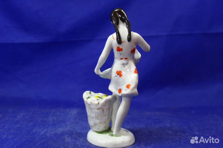Фарфоровая Статуэтка Девочка с кукурузой СССР лфз