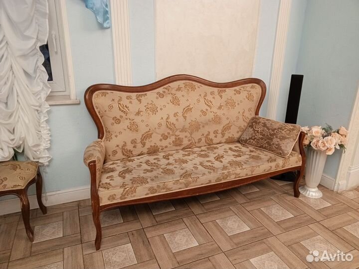 Комплект старинной мебели из шести предметов