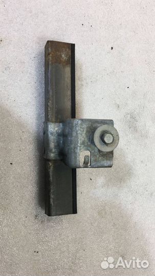 Направляющая стекла передней правой двери Cadilla