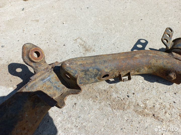 Рычаг задний нижний левый Toyota Avensis 2 T250