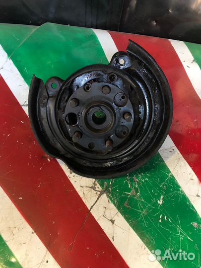 Залний правый кулак с ступицей subaru Forester