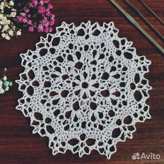 Вязаная салфетка ручной работы