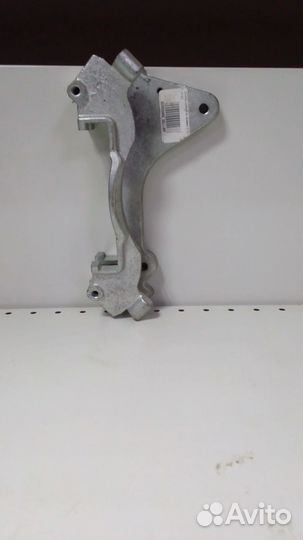 Скоба суппорта правая 2121 21213 Нива Шевроле