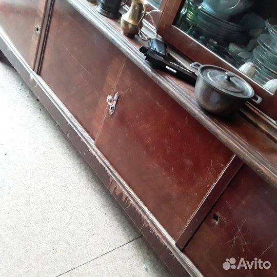 Старинный книжный шкаф или посудный