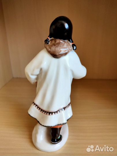 Статуэтка лфз «Якутка с цветком»