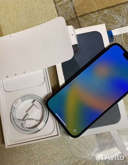 Телефон iPhone 13