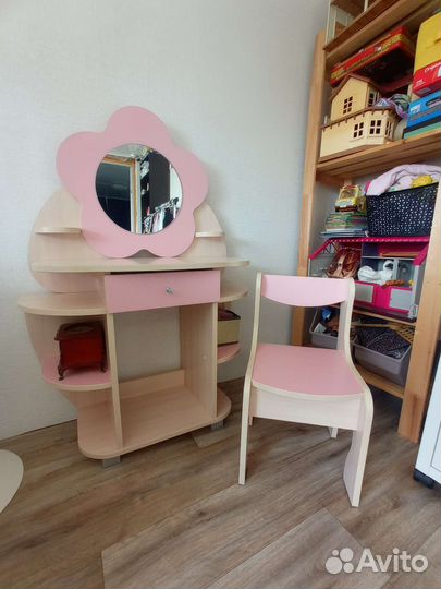 Детский туалетный столик