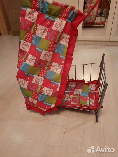 Кроватка для куклы с балдахином