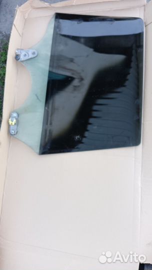 Стекло задней левой двери